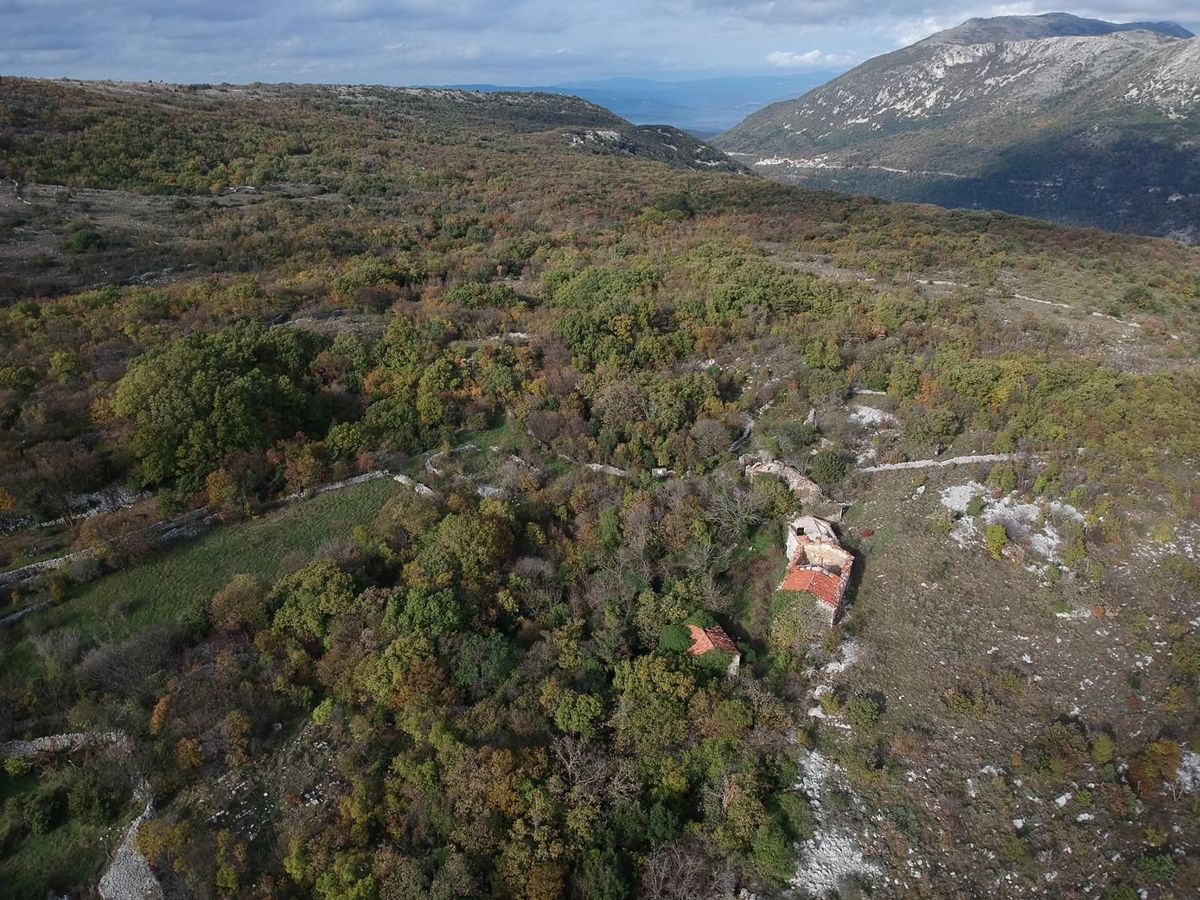 Istra, Labin, naselje z 10 hišami in pogledom na morje.