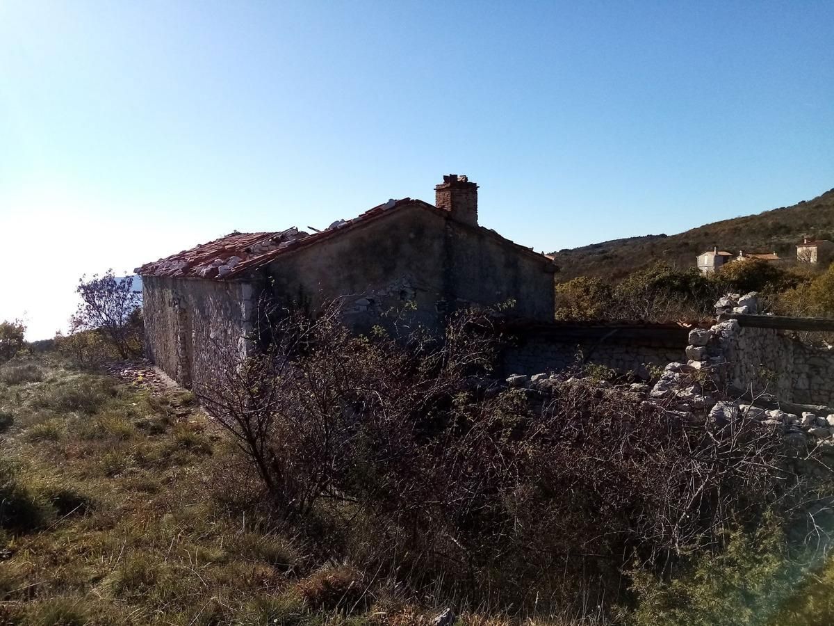 Istra, Labin, naselje z 10 hišami in pogledom na morje.