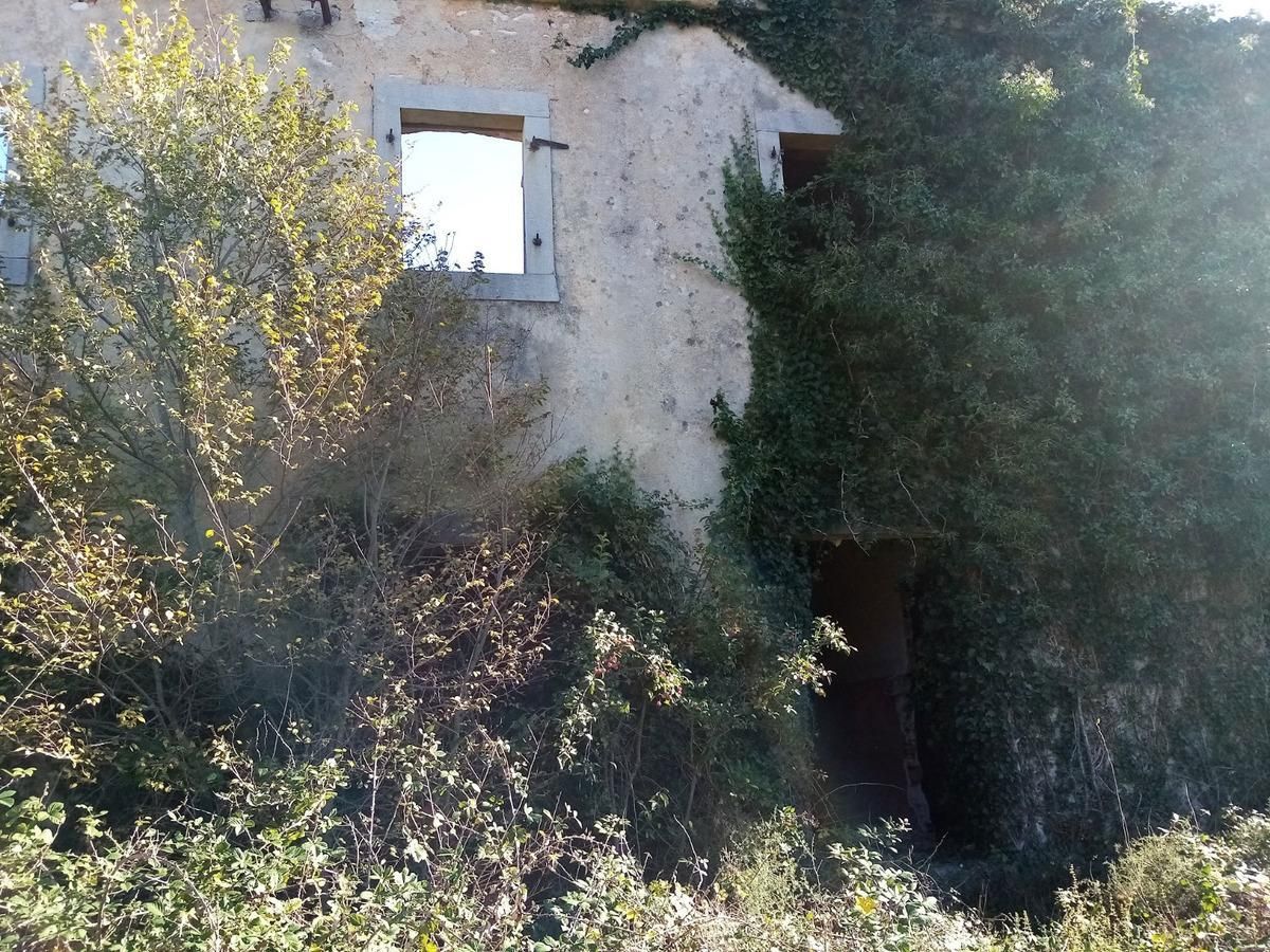 Istra, Labin, naselje z 10 hišami in pogledom na morje.