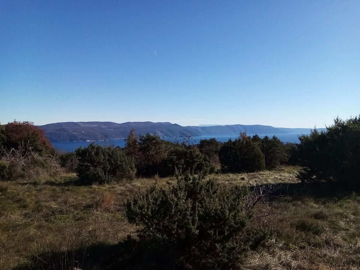 Istra, Labin, naselje z 10 hišami in pogledom na morje.
