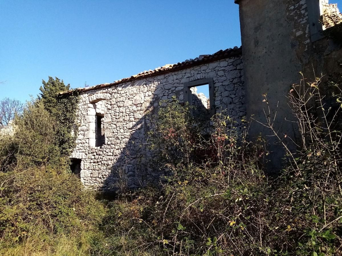 Istra, Labin, naselje z 10 hišami in pogledom na morje.