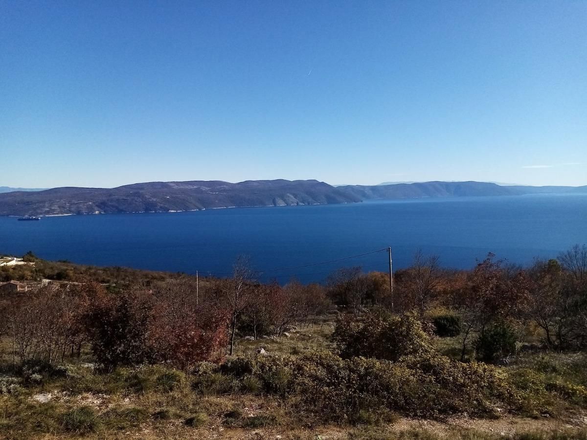 Istra, Labin, naselje z 10 hišami in pogledom na morje.