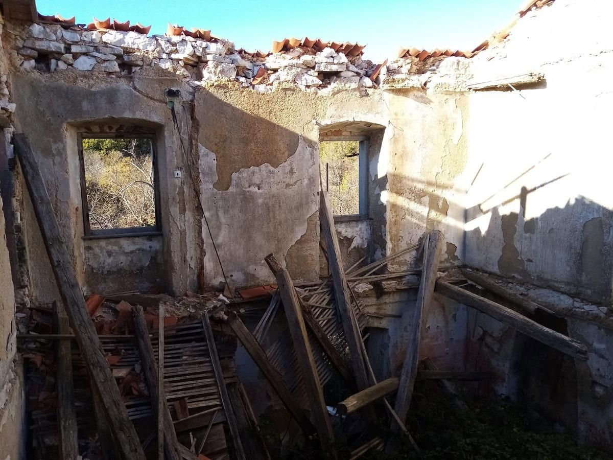 Istra, Labin, naselje z 10 hišami in pogledom na morje.