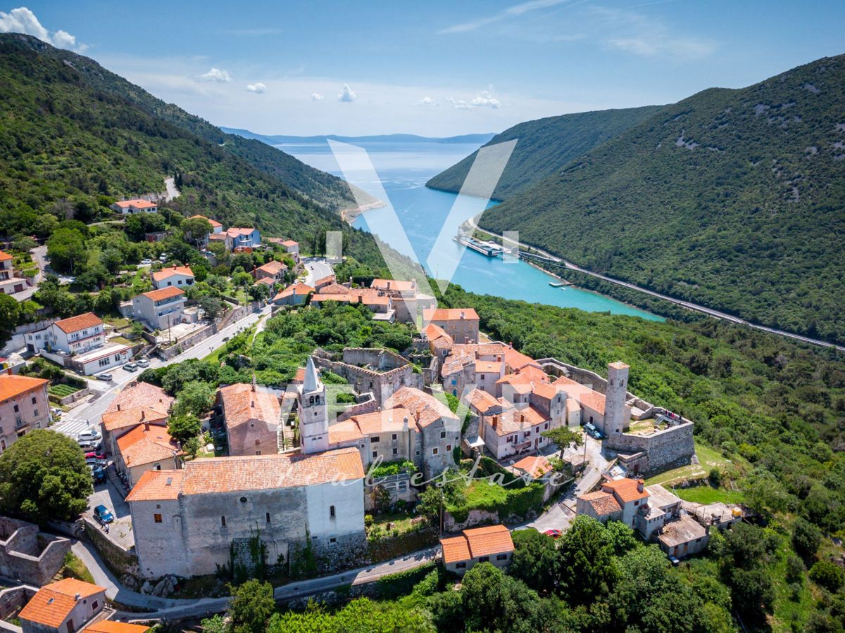 Hiša s tremi stanovanji v fazi obnove