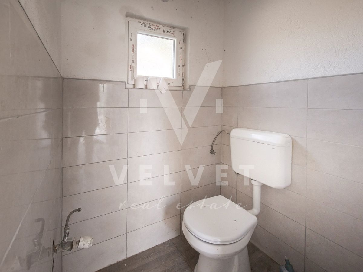 Hiša s tremi stanovanji v fazi obnove