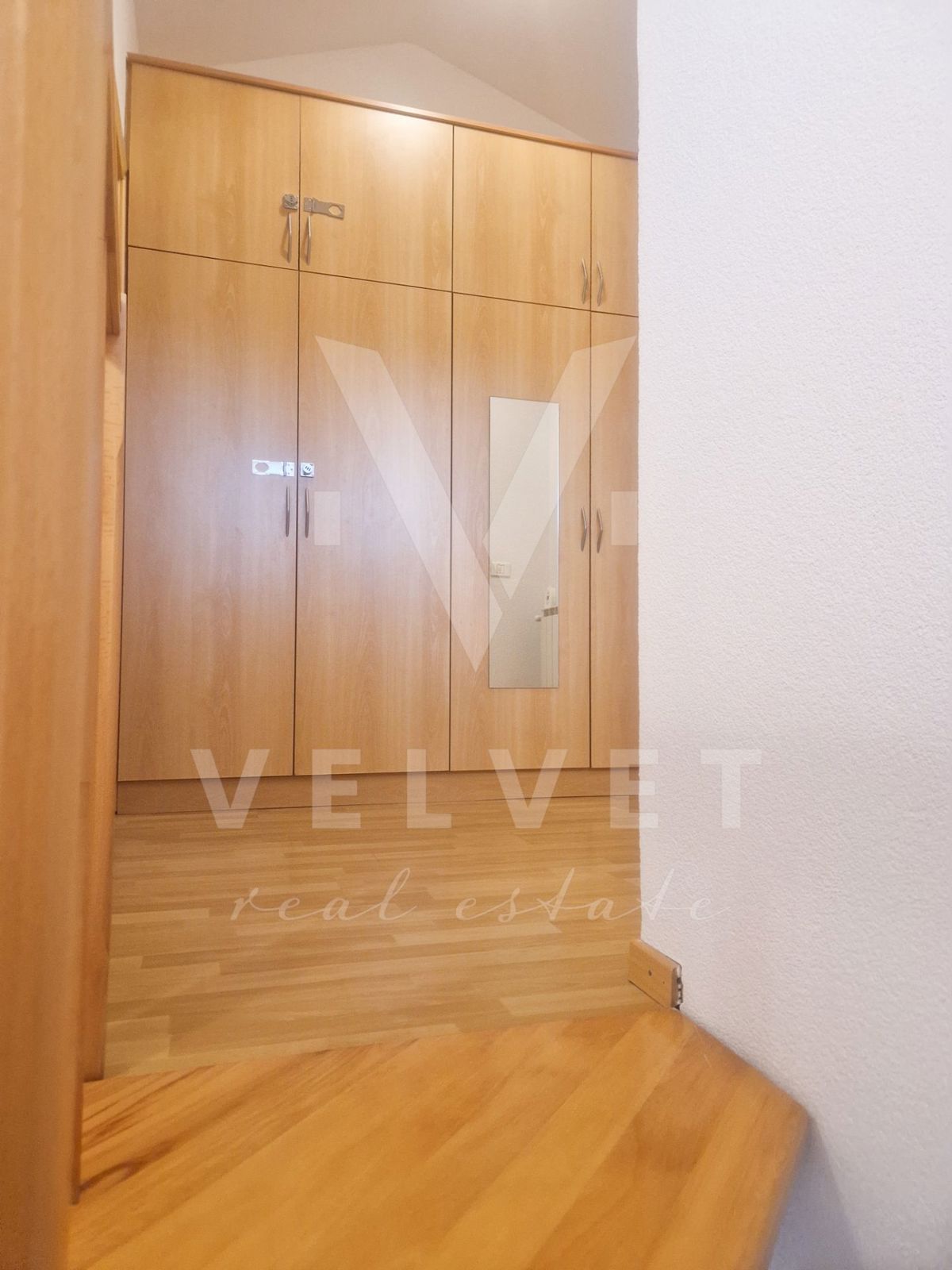 Čudovita hiša z bazenom, nedaleč od Labina