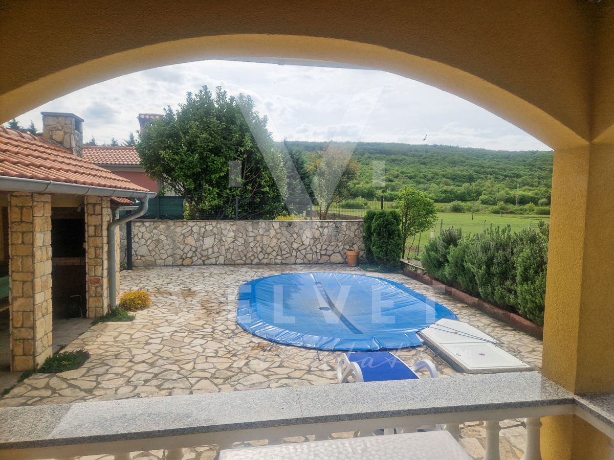 Čudovita hiša z bazenom, nedaleč od Labina