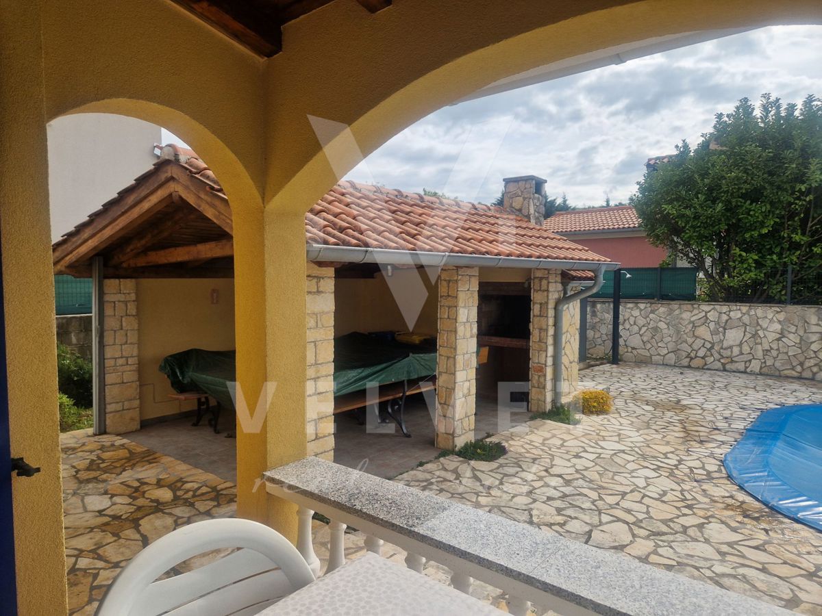 Čudovita hiša z bazenom, nedaleč od Labina