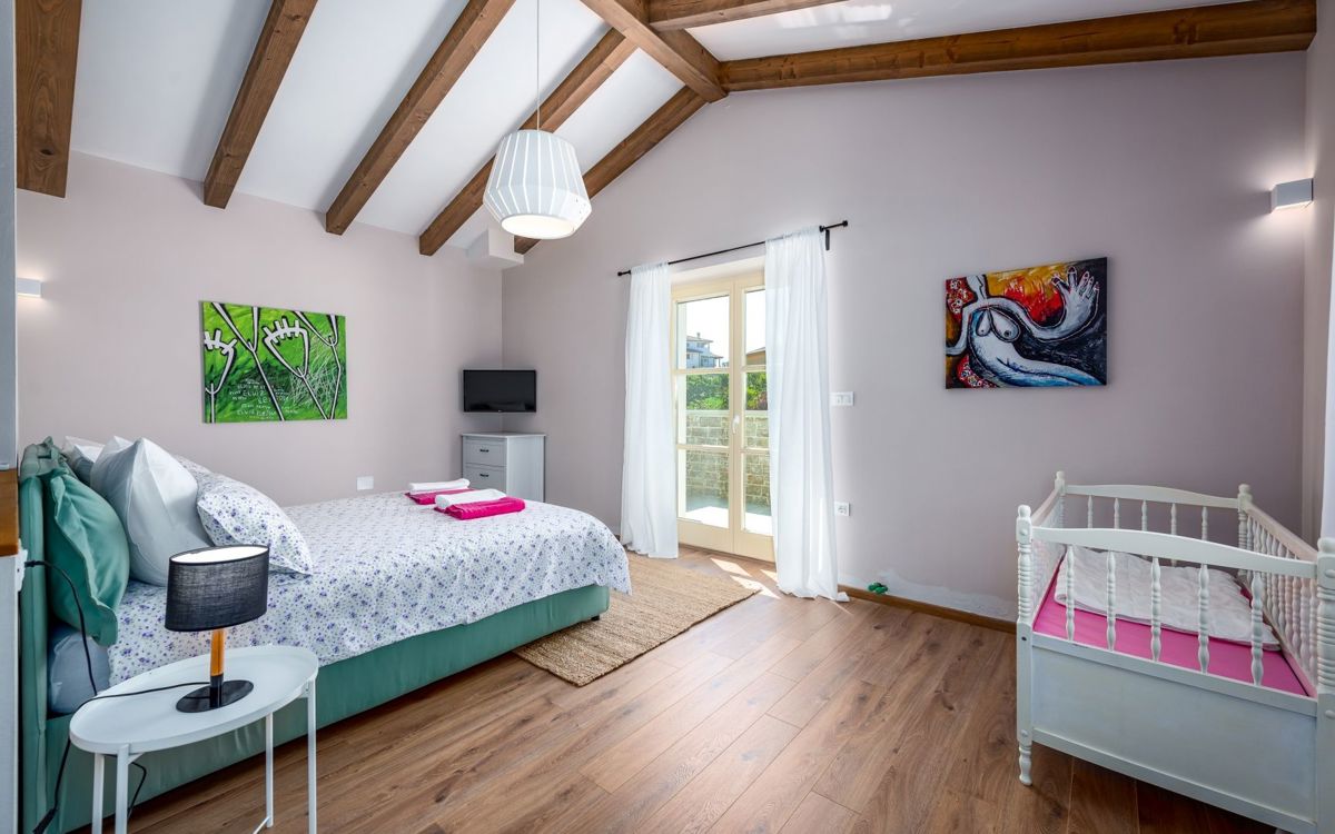 Čudovita vila z neskončnim bazenom, blizu Pazina