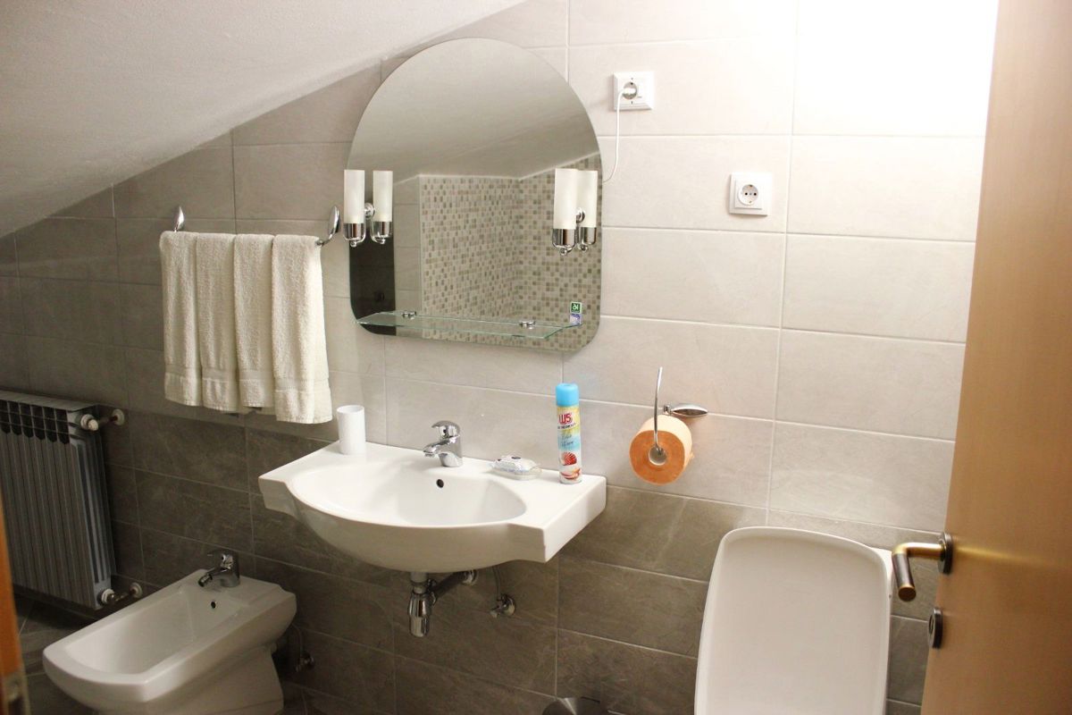 Apartmajska hiša s prostornim vrtom, blizu Pule