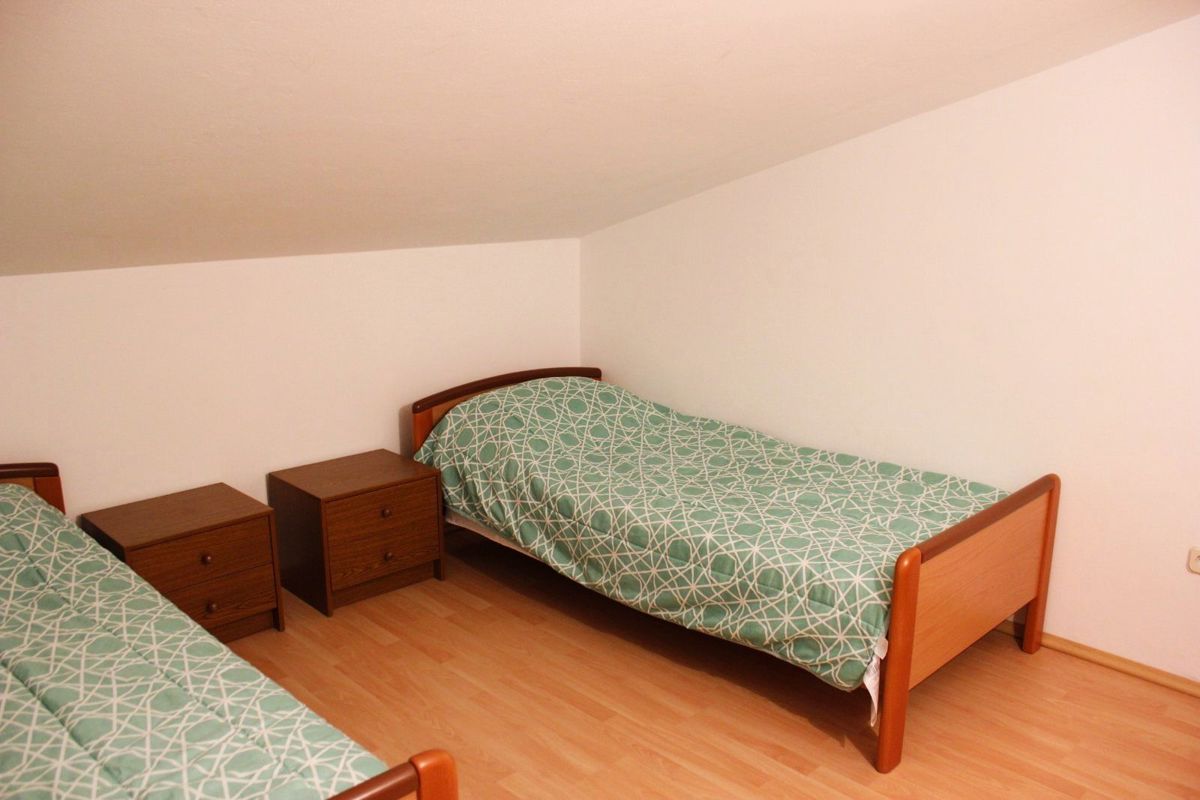 Apartmajska hiša s prostornim vrtom, blizu Pule