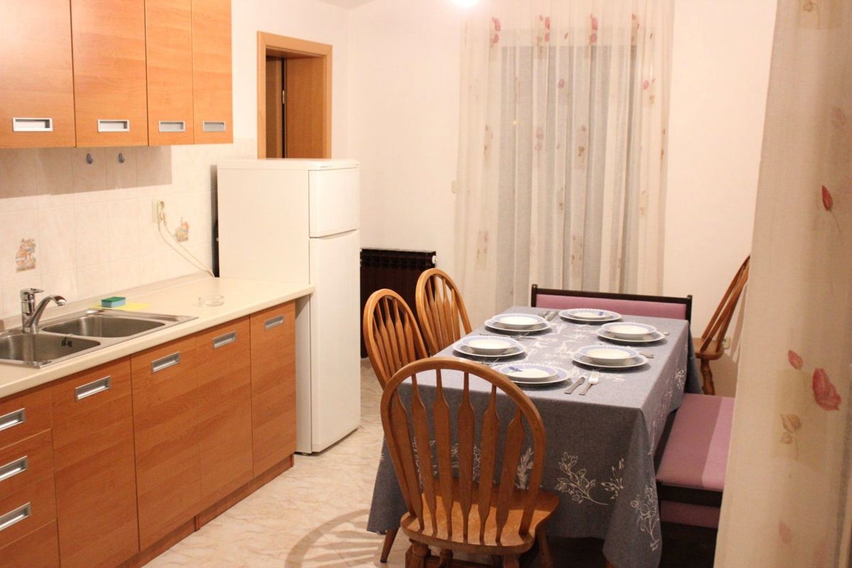 Apartmajska hiša s prostornim vrtom, blizu Pule