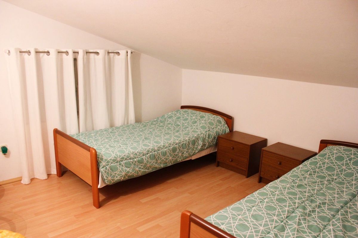 Apartmajska hiša s prostornim vrtom, blizu Pule