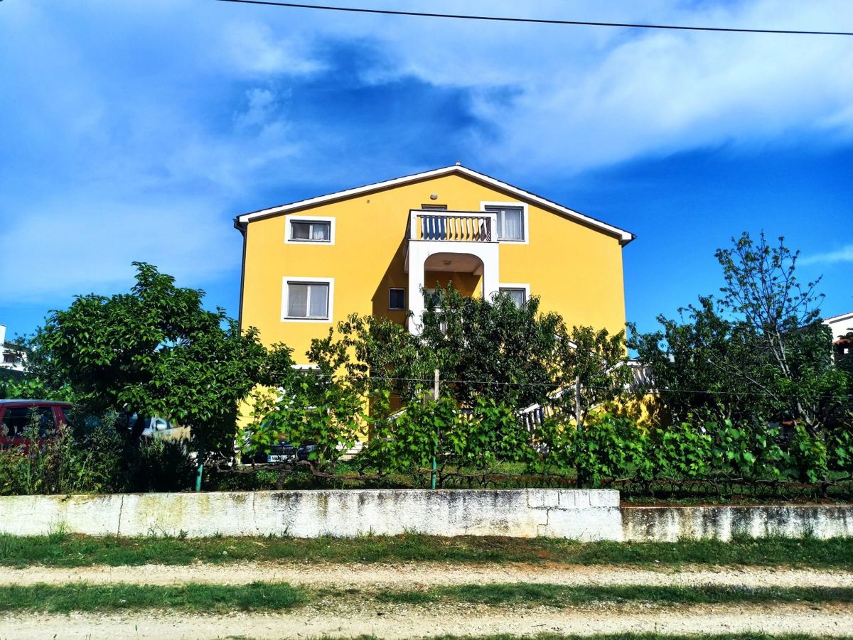 Apartmajska hiša s prostornim vrtom, blizu Pule