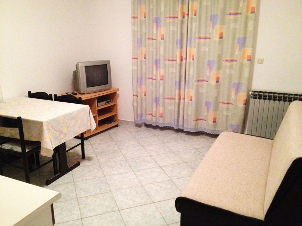Apartmajska hiša s prostornim vrtom, blizu Pule