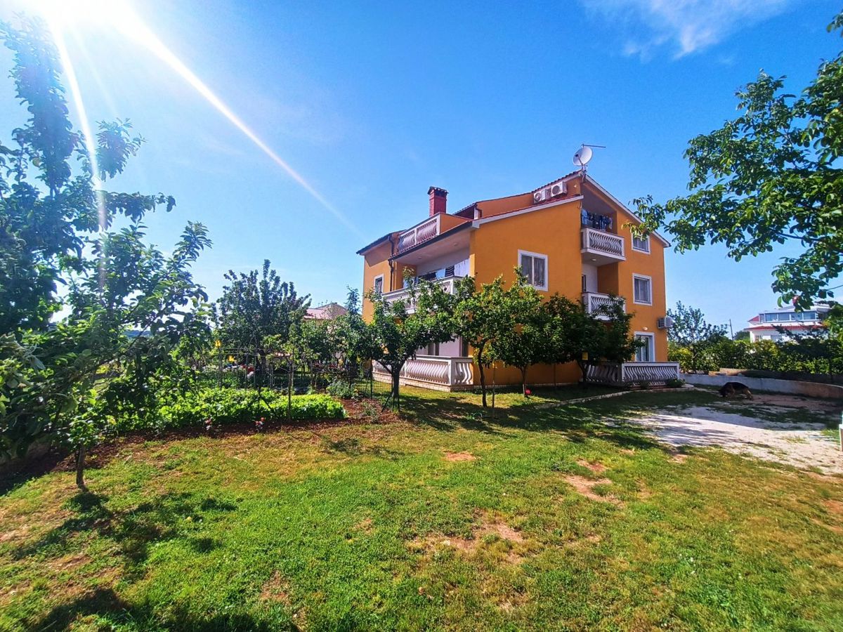 Apartmajska hiša s prostornim vrtom, blizu Pule