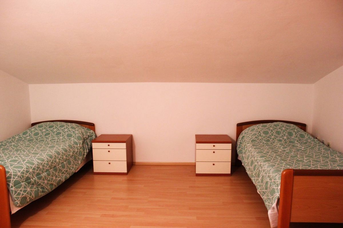 Apartmajska hiša s prostornim vrtom, blizu Pule
