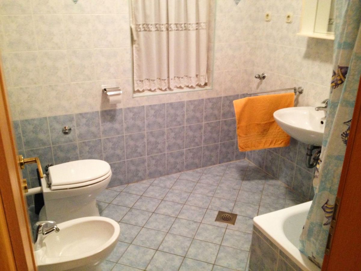 Apartmajska hiša s prostornim vrtom, blizu Pule
