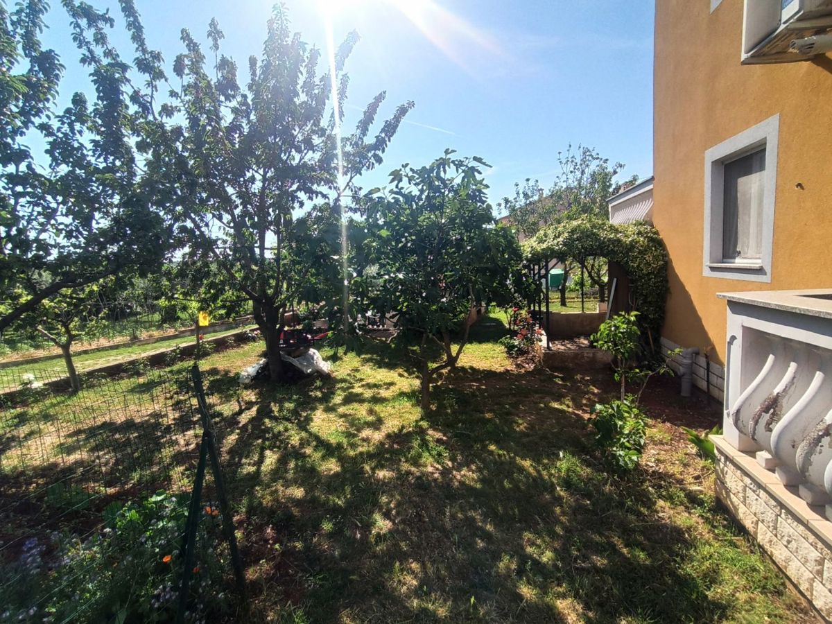 Apartmajska hiša s prostornim vrtom, blizu Pule