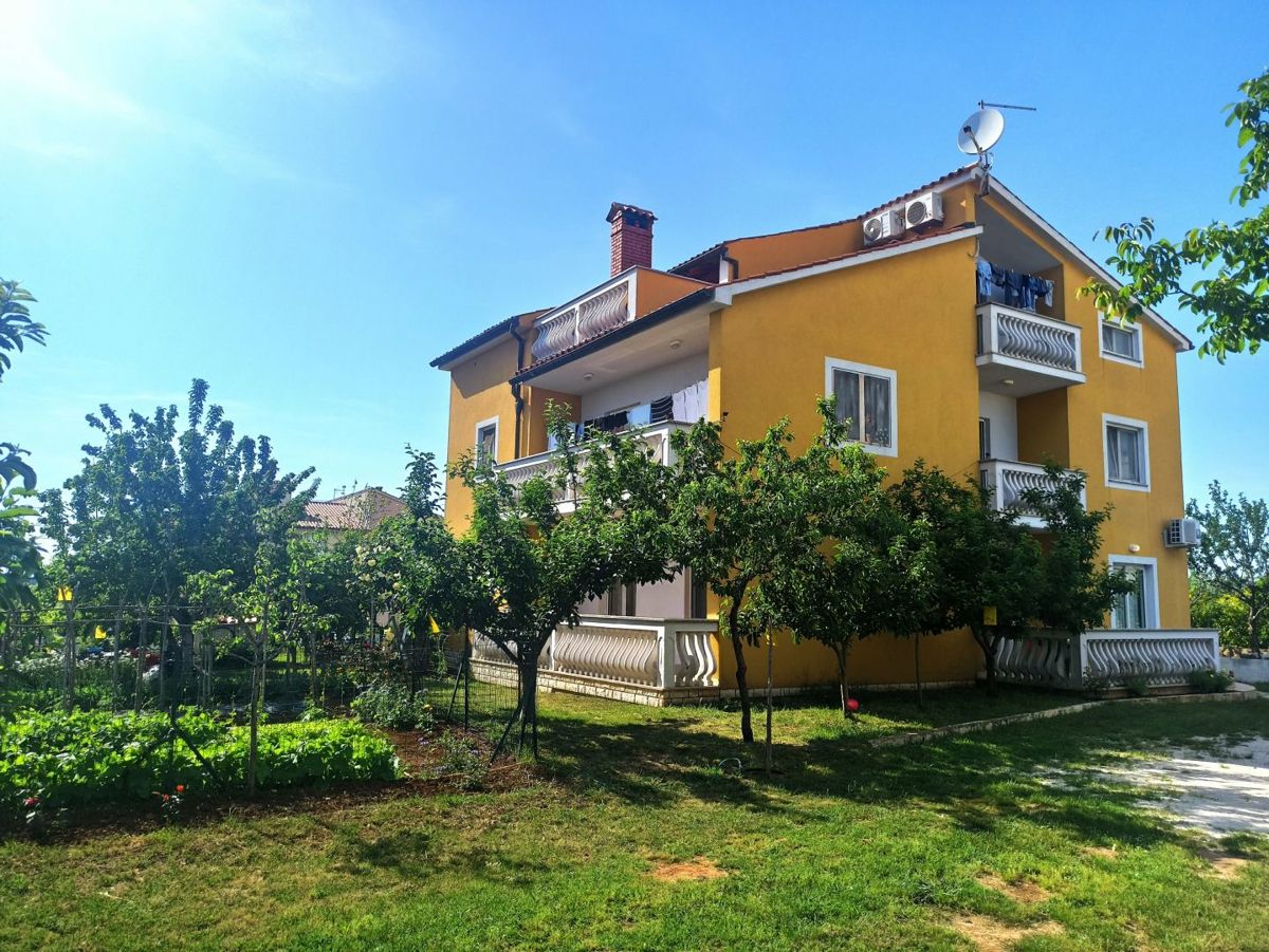 Apartmajska hiša s prostornim vrtom, blizu Pule