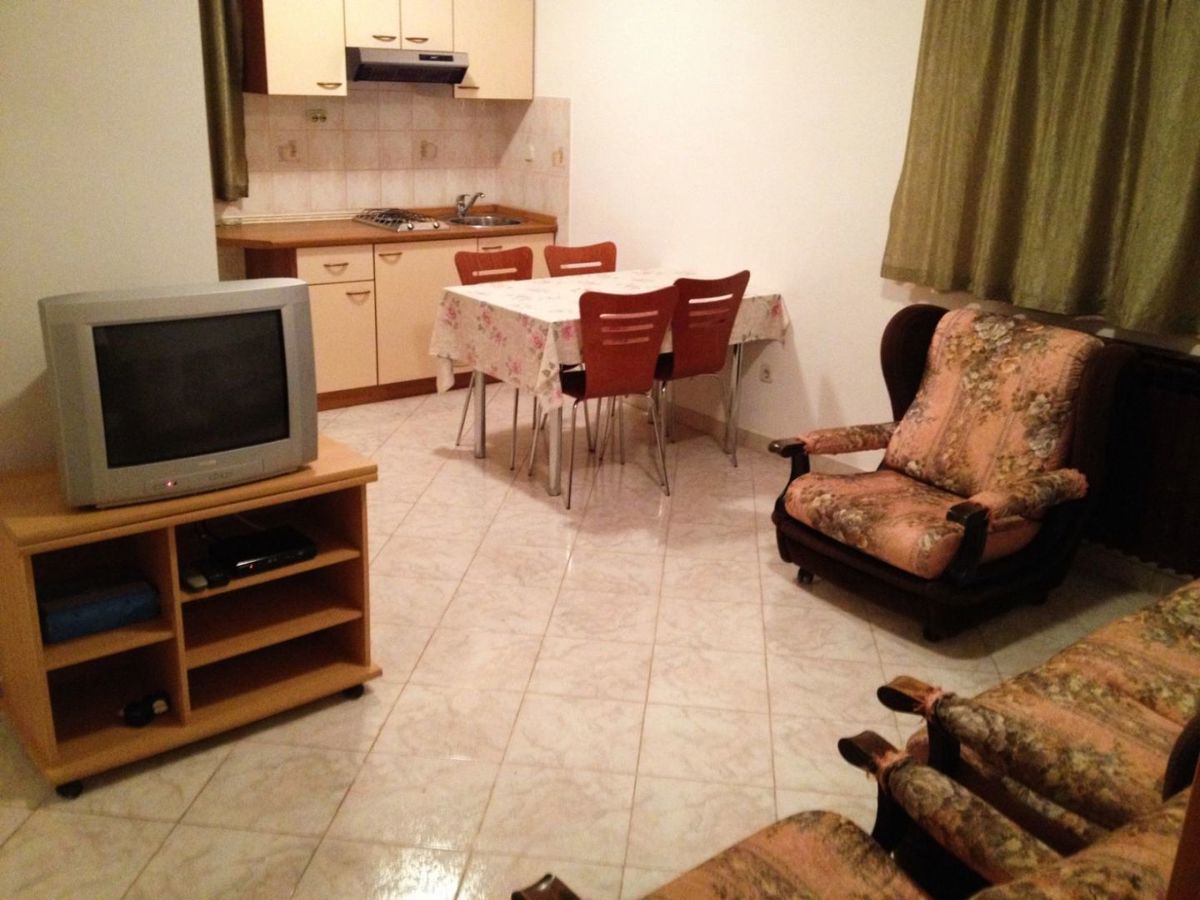 Apartmajska hiša s prostornim vrtom, blizu Pule