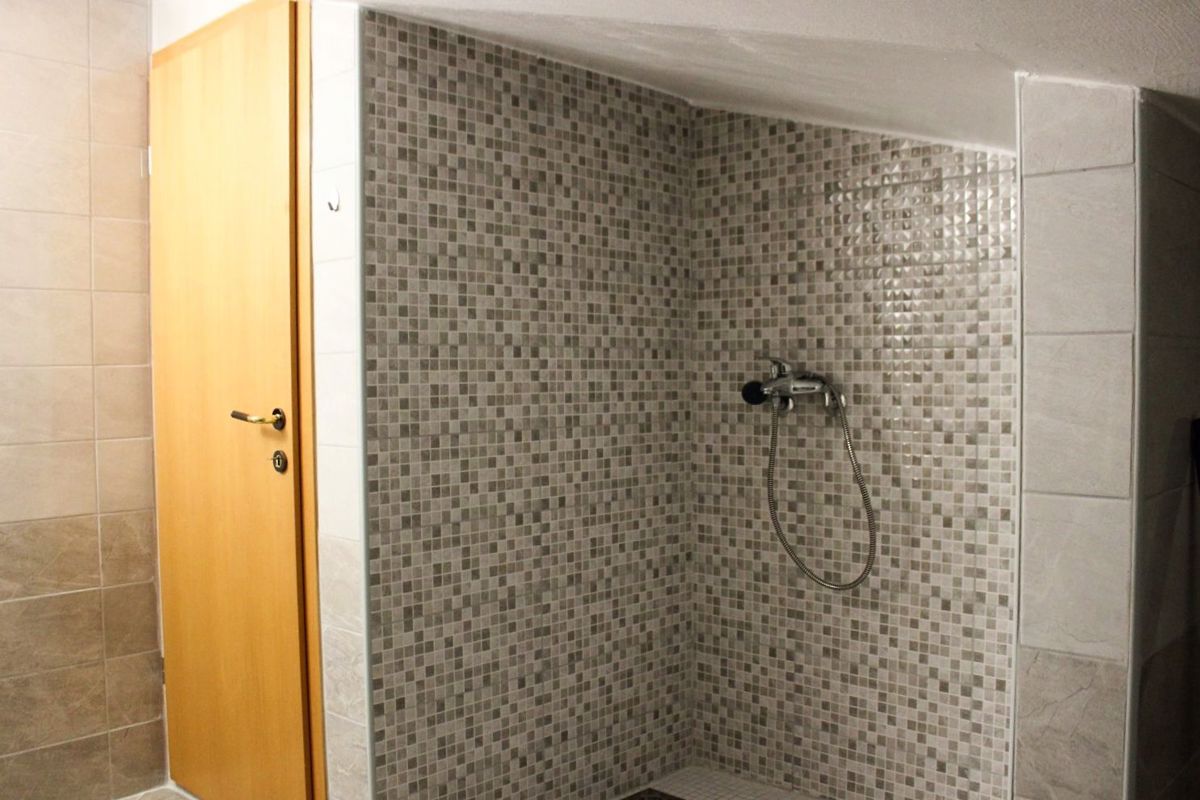 Apartmajska hiša s prostornim vrtom, blizu Pule