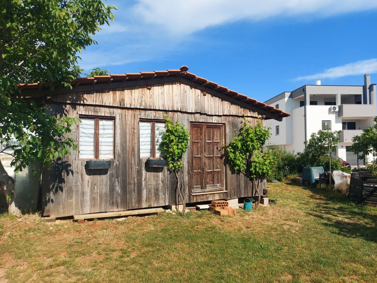 Apartmajska hiša s prostornim vrtom, blizu Pule