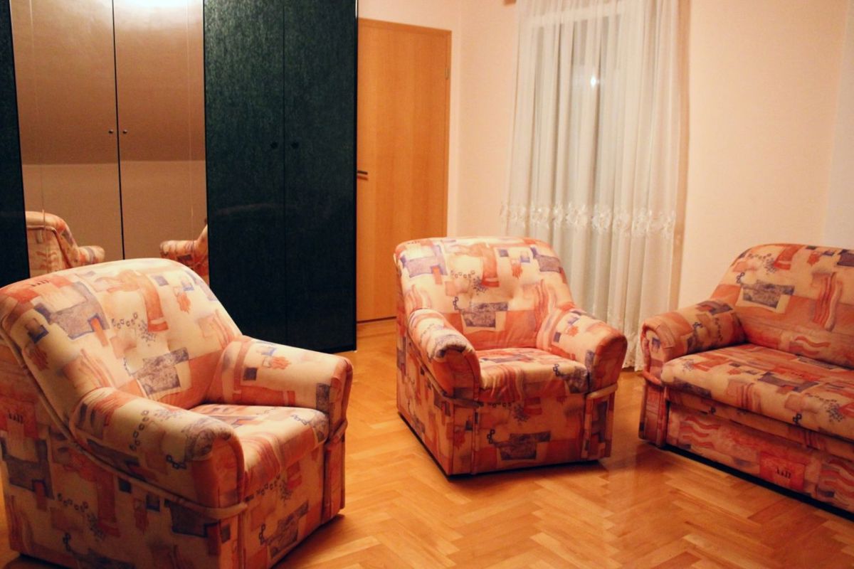 Apartmajska hiša s prostornim vrtom, blizu Pule