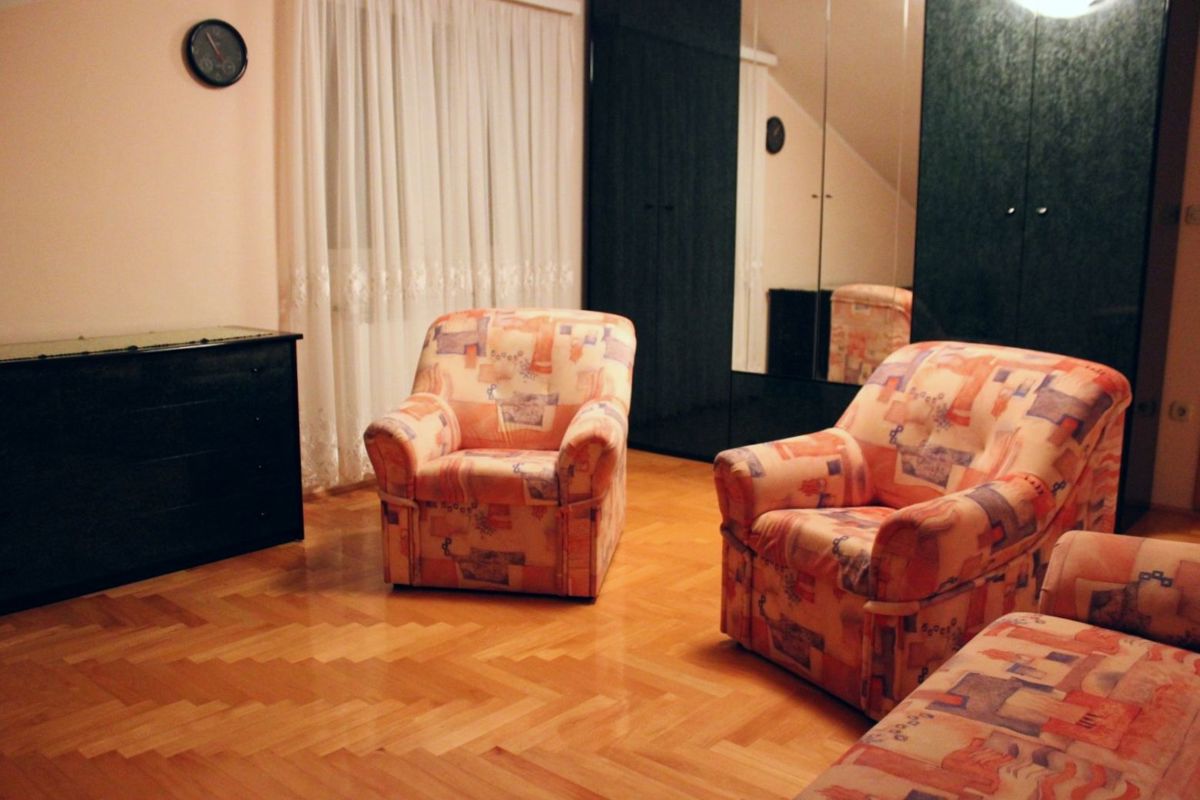 Apartmajska hiša s prostornim vrtom, blizu Pule