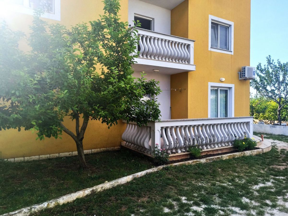 Apartmajska hiša s prostornim vrtom, blizu Pule