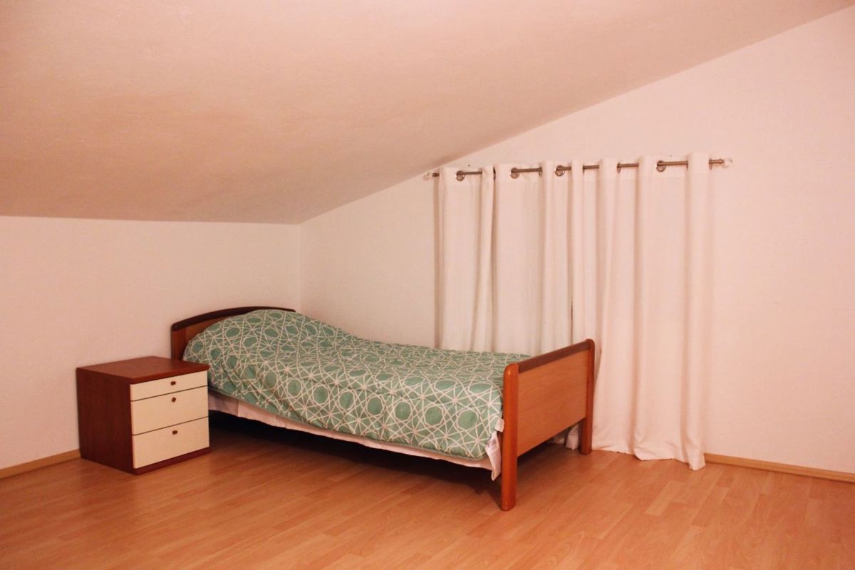 Apartmajska hiša s prostornim vrtom, blizu Pule
