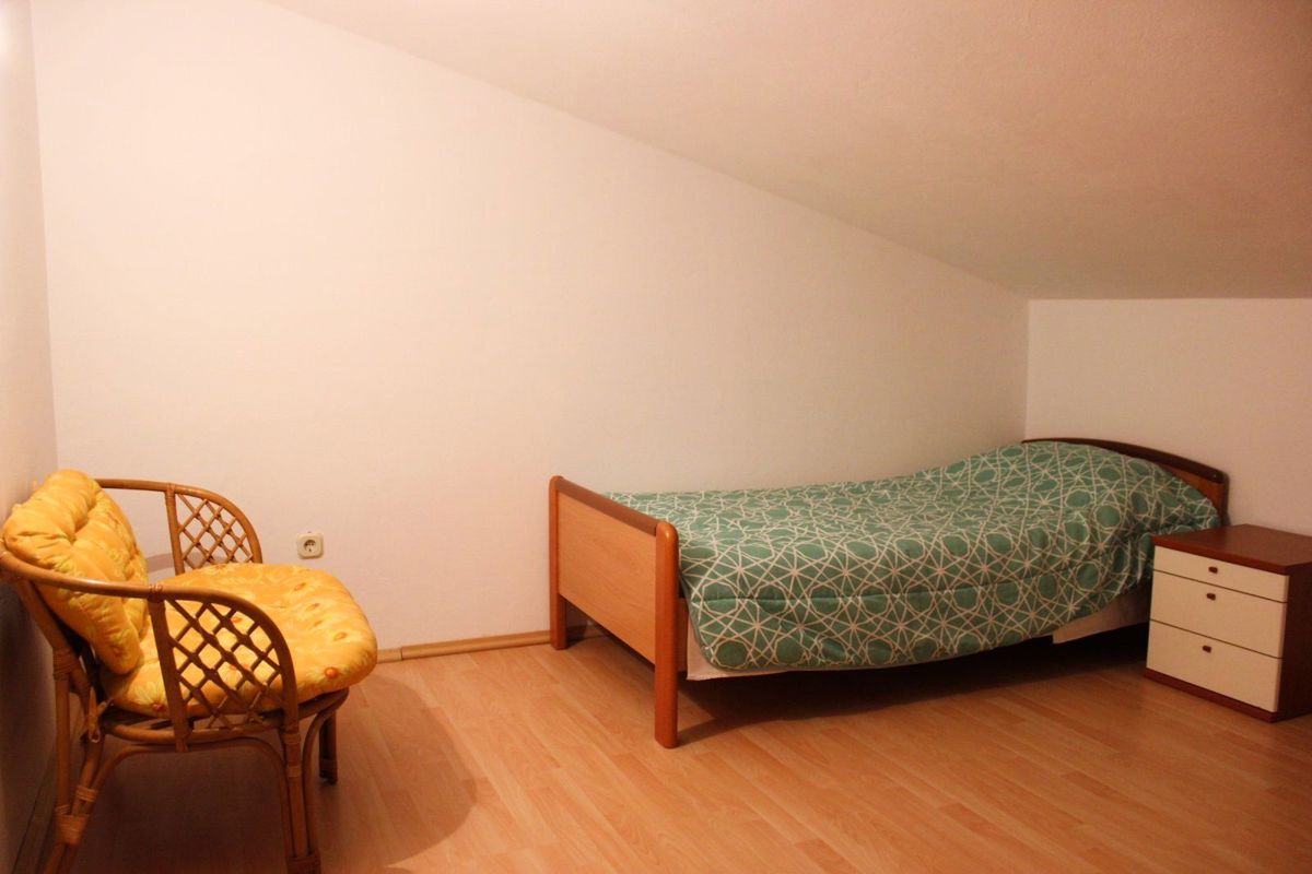 Apartmajska hiša s prostornim vrtom, blizu Pule