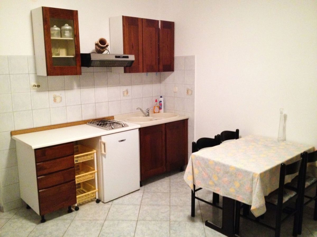 Apartmajska hiša s prostornim vrtom, blizu Pule