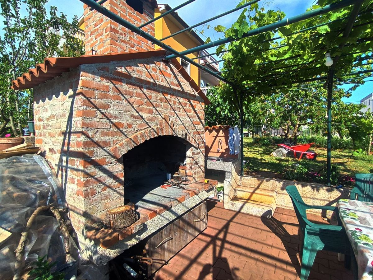 Apartmajska hiša s prostornim vrtom, blizu Pule