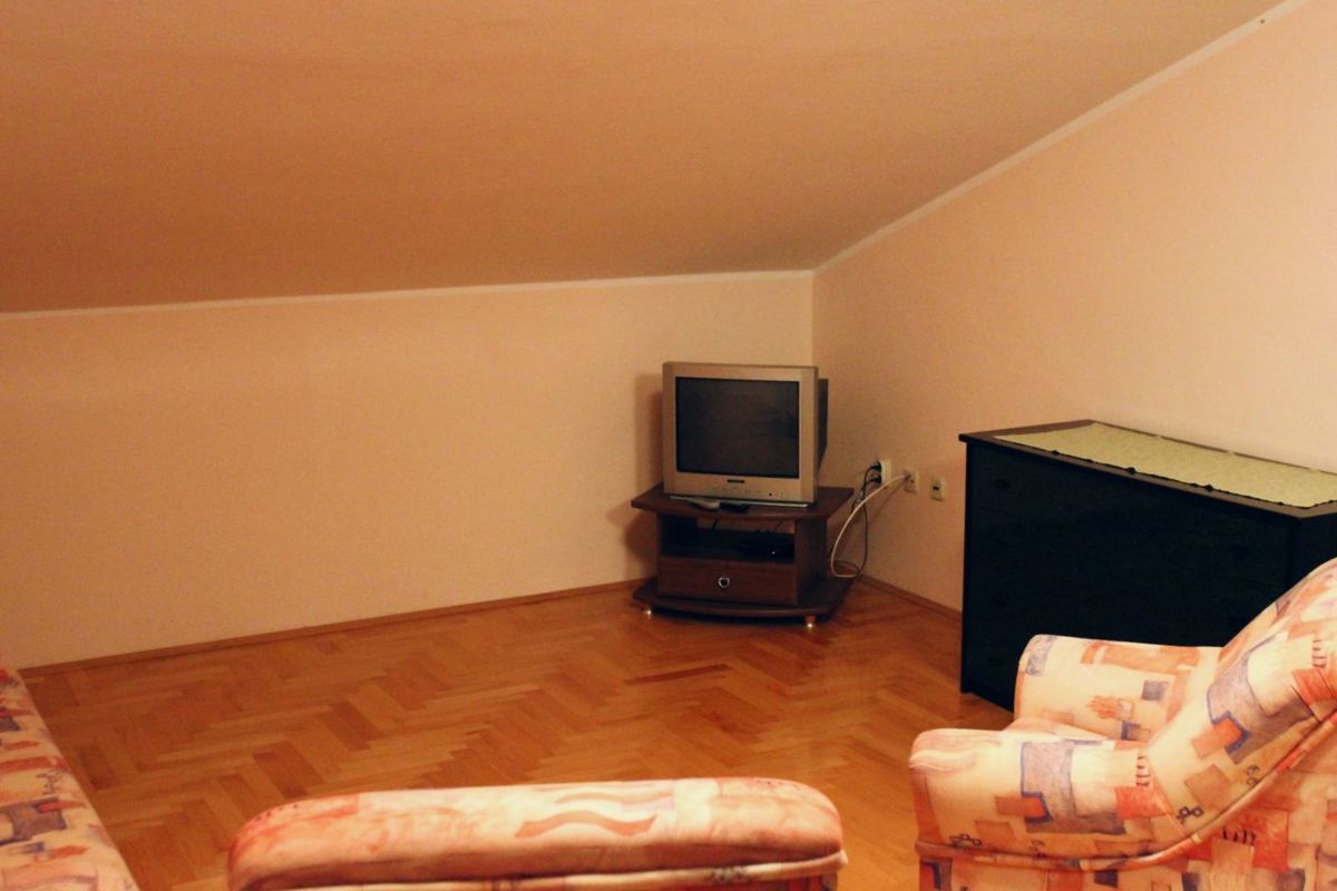 Apartmajska hiša s prostornim vrtom, blizu Pule