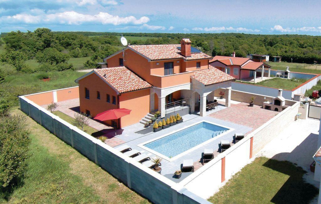 Počitniška vila z bazenom na mirni lokaciji, širše območje Ližnjana