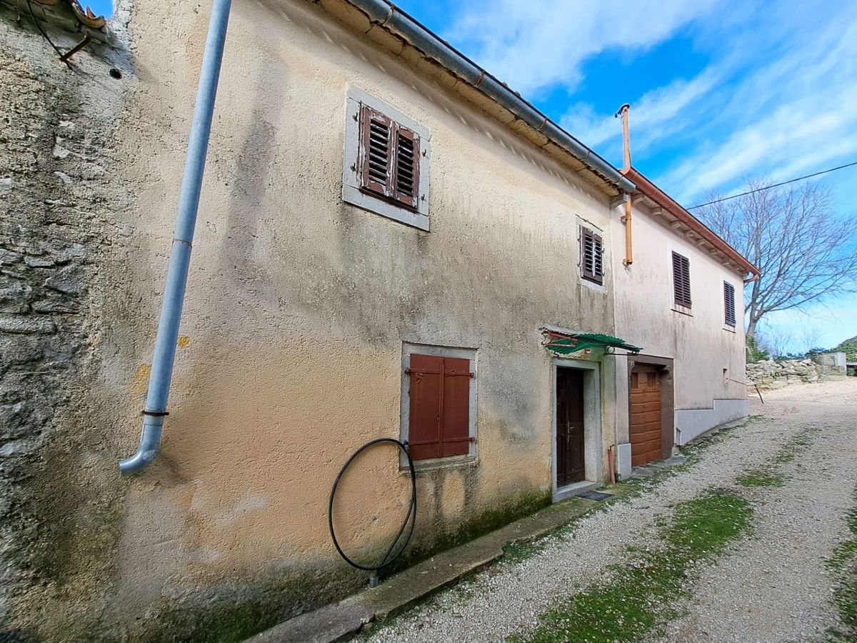 Vrstna hiša za adaptacijo v starem mestnem jedru Gračišća