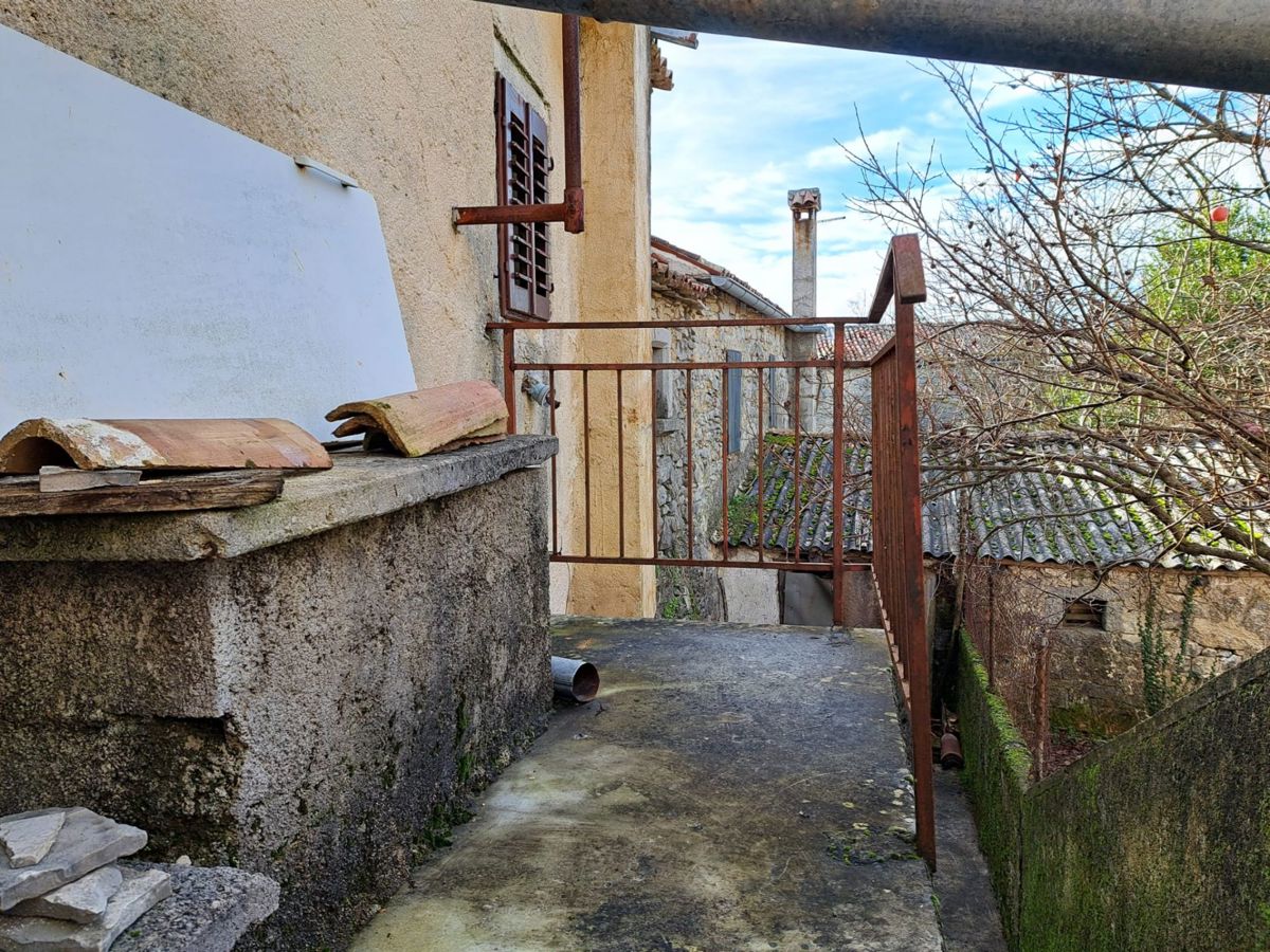 Vrstna hiša za adaptacijo v starem mestnem jedru Gračišća