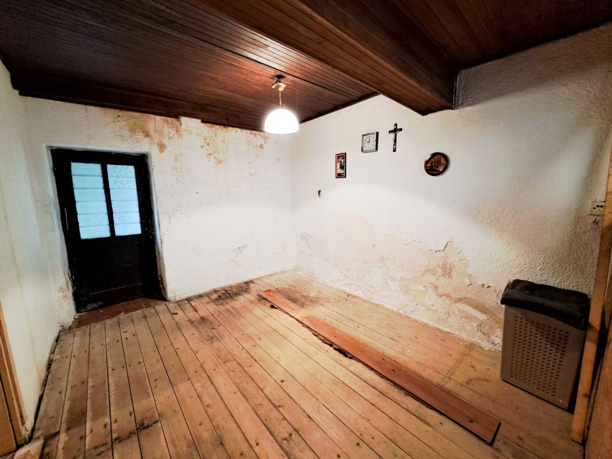 Vrstna hiša za adaptacijo v starem mestnem jedru Gračišća