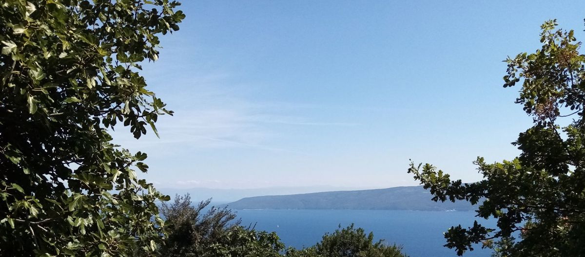 Prostorno gradbeno zemljišče s pogledom na morje