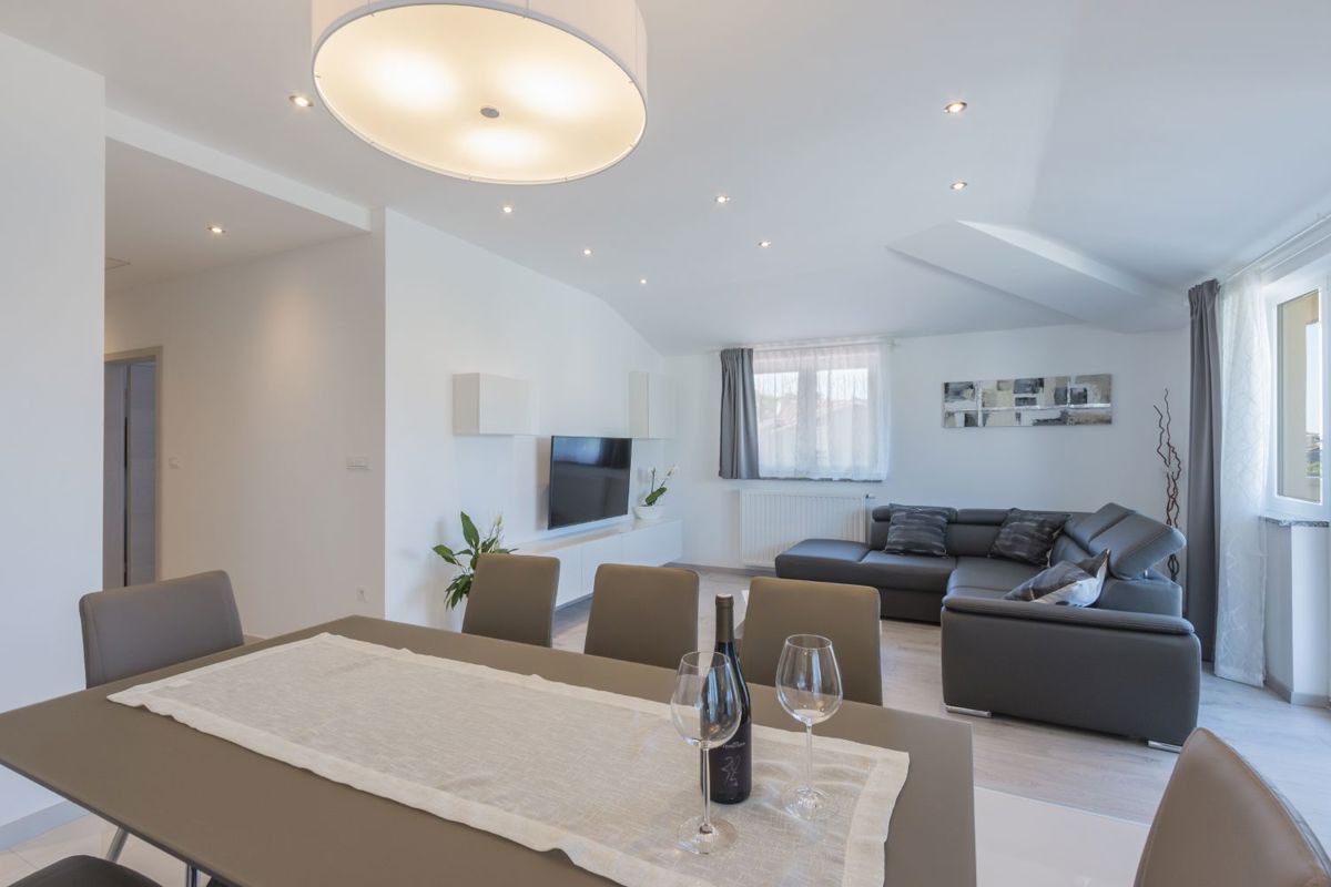 Moderen dvosobni penthouse 500m od morja, Medulin