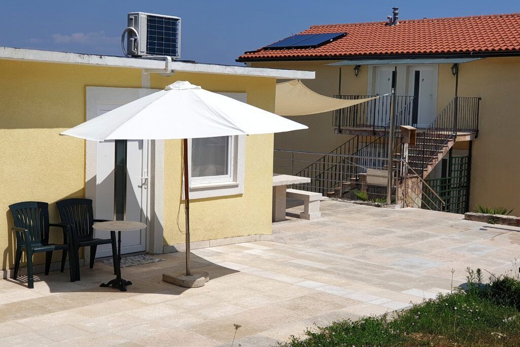 Apartmajska hiša z bazenom, blizu Labina