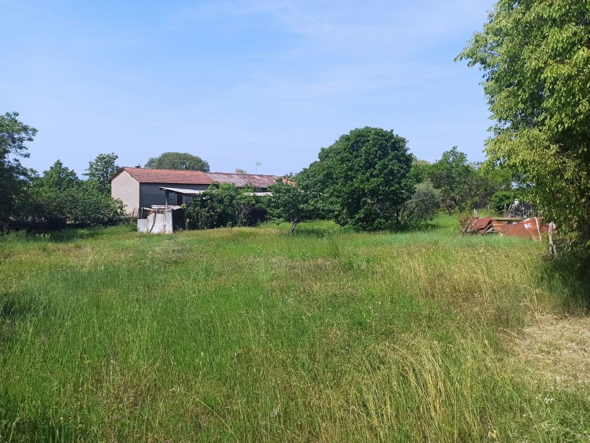 Gradbeno zemljišče 851 m2, v bližini Poreča