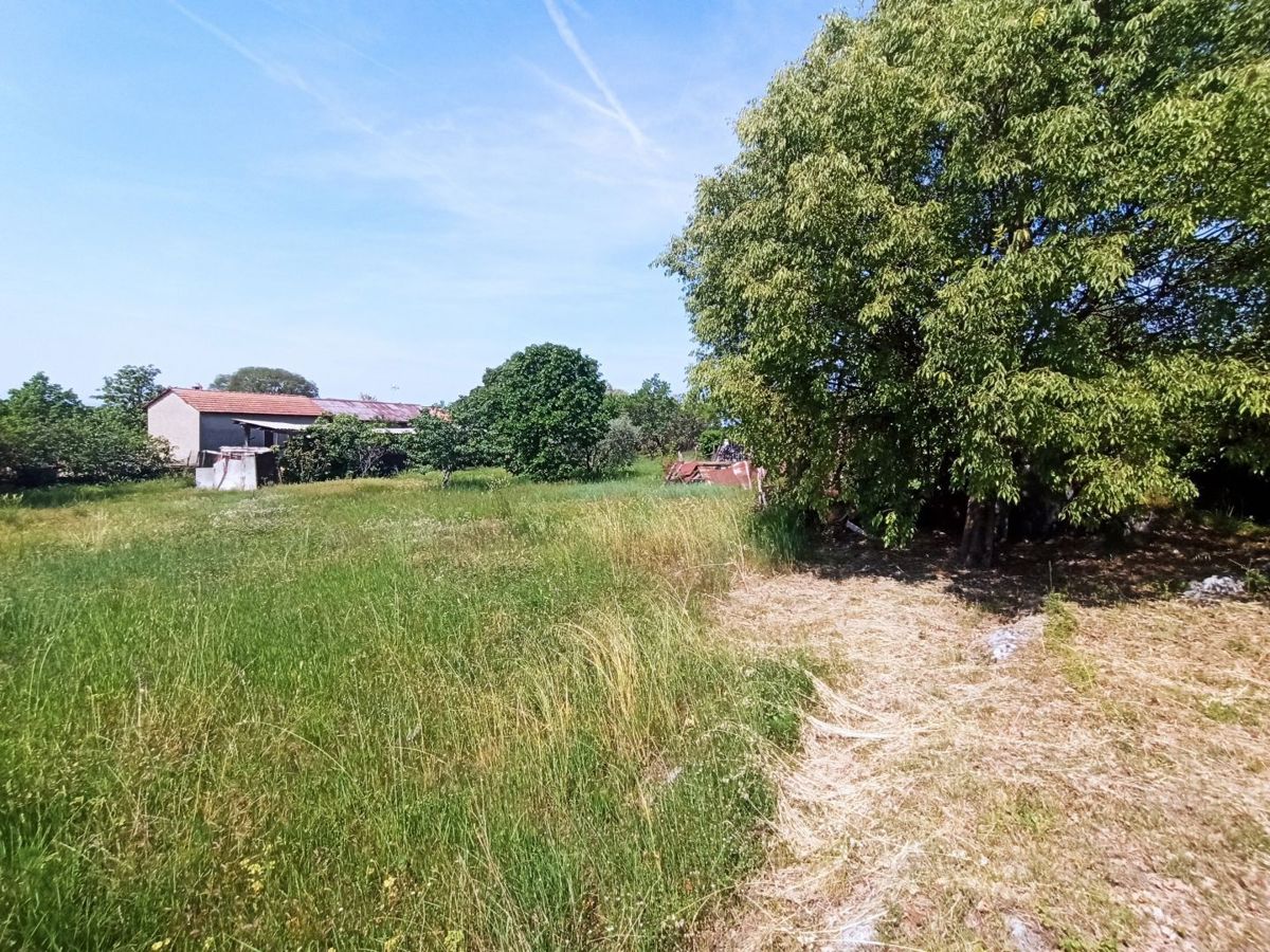 Gradbeno zemljišče 851 m2, v bližini Poreča