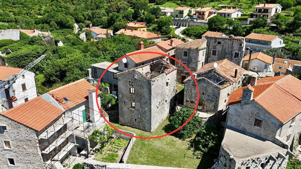 Hiša za adaptacijo s pogledom na morje