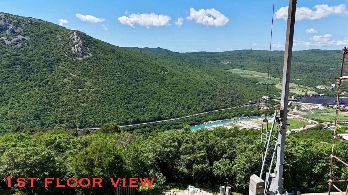 Hiša za adaptacijo s pogledom na morje