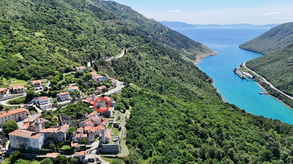 Hiša za adaptacijo s pogledom na morje