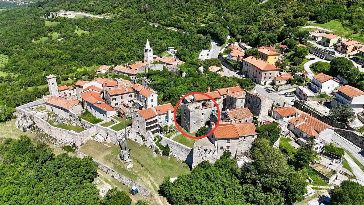 Hiša za adaptacijo s pogledom na morje
