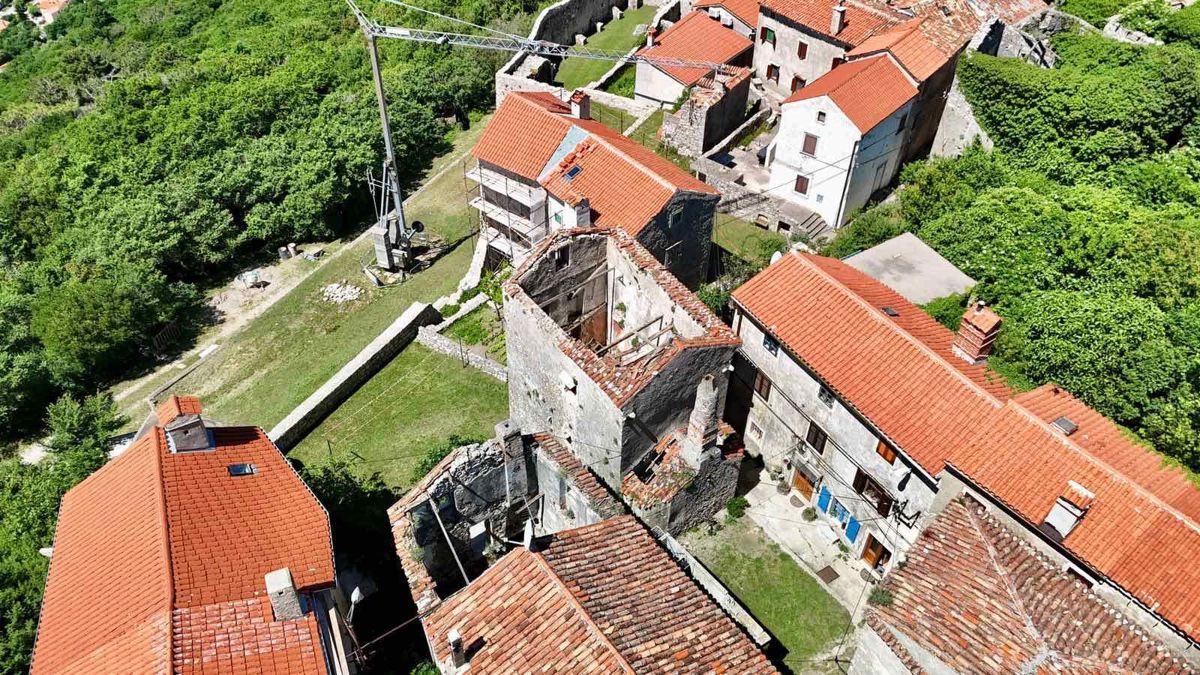 Hiša za adaptacijo s pogledom na morje