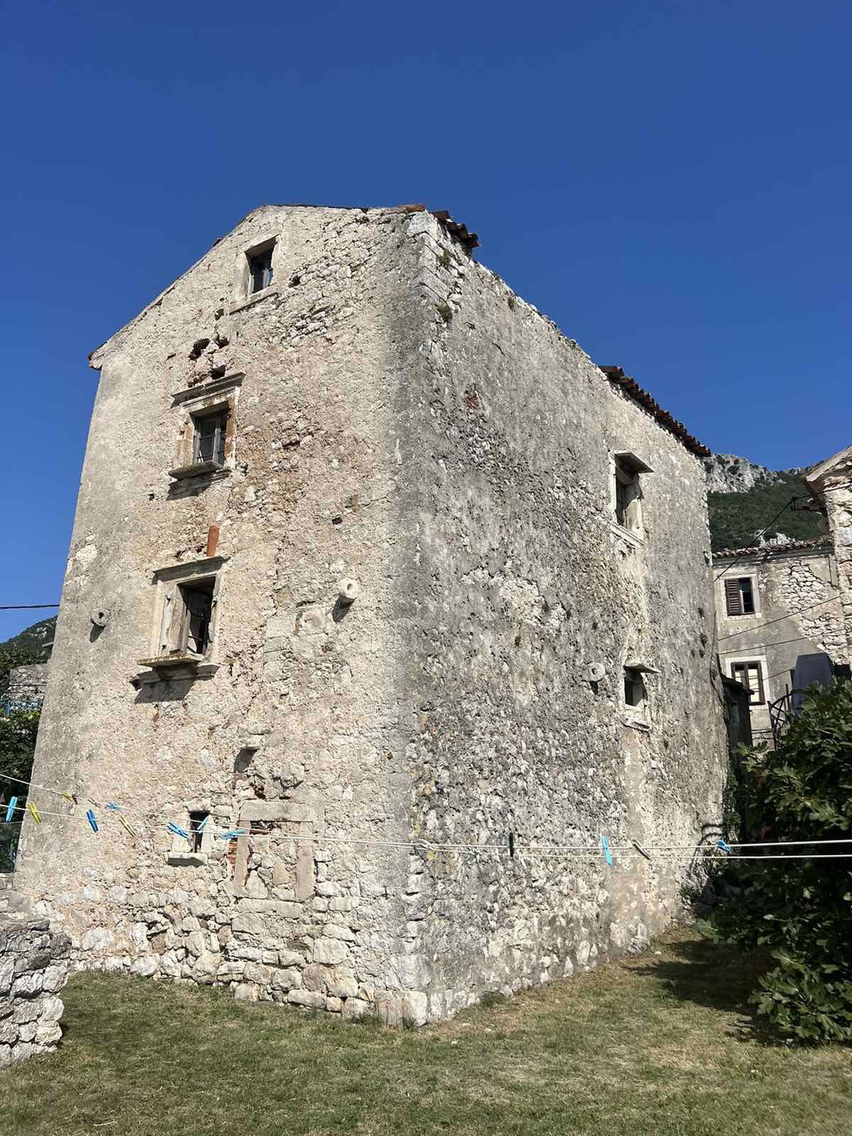 Hiša za adaptacijo s pogledom na morje